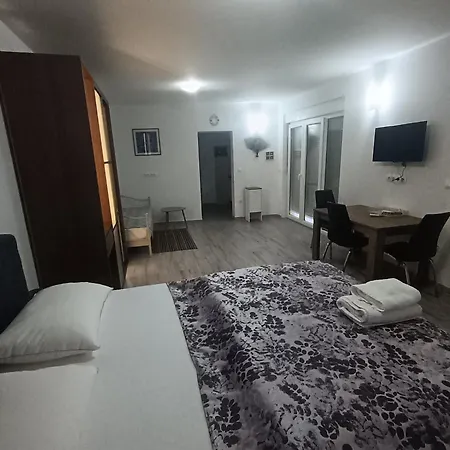 Πανσιόν Faveria Amphitheater With Free Parking 4*