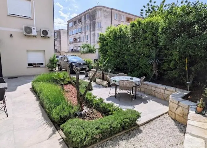 Faveria Amphitheater With Free Parking